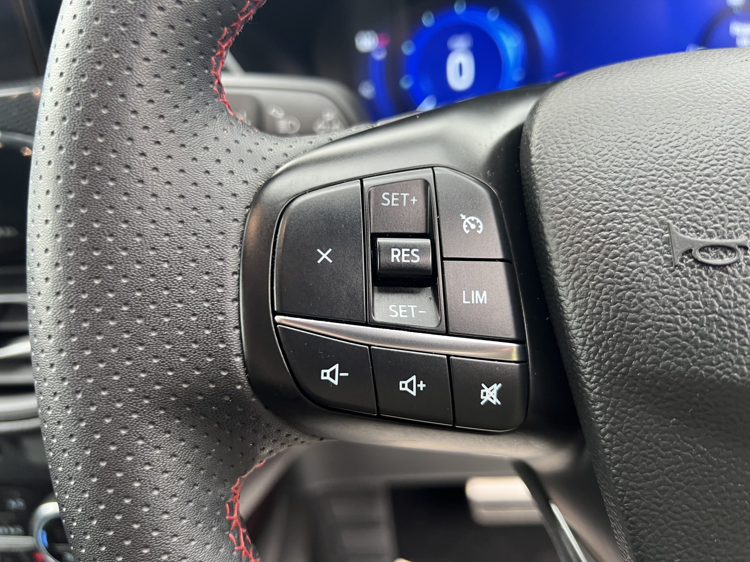 
								FORD KUGA 2022 HYBRID full									