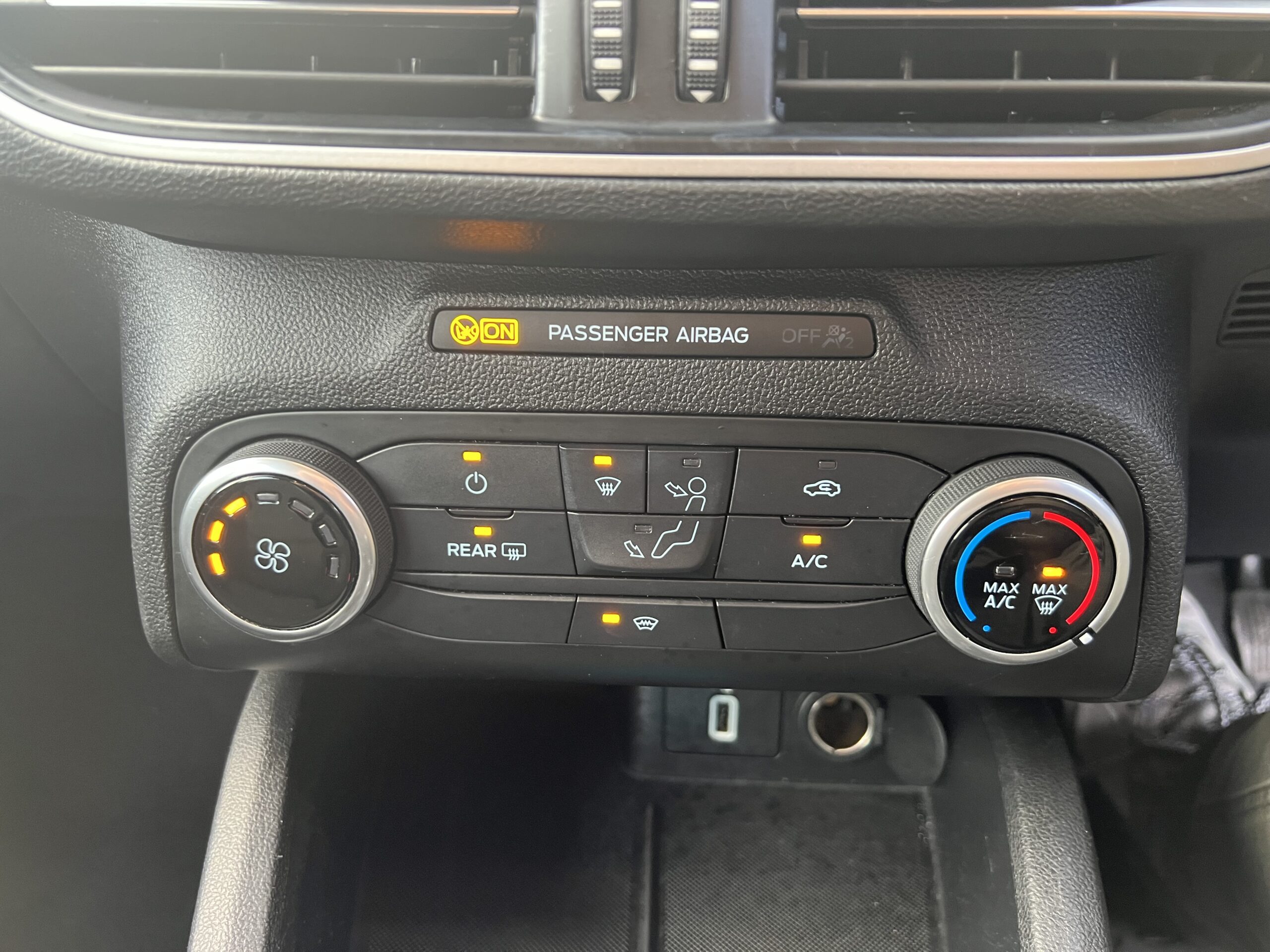 
								FORD FOCUS ZETEC full									